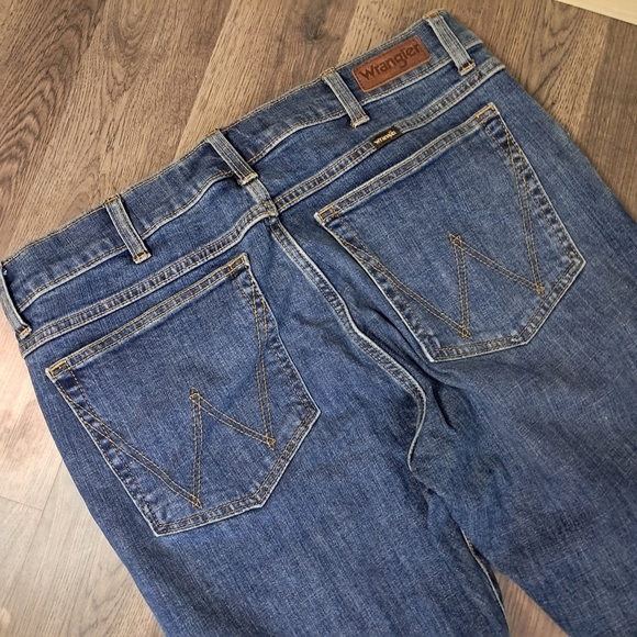 Wrangler Jeans Mens 34x32 Blue Bootcut Medium Wash Denim Stretch - Picture 4 of 8